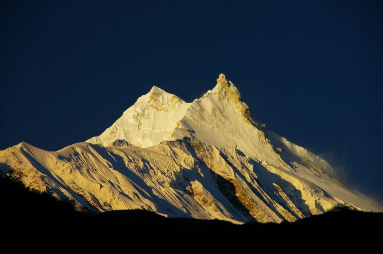 دلایل زیادی برای سفر به نپال وجود دارد و البته کوهنوردی در هیمالیا یکی از آنهاست. با این حال، کوهنوردی در نپال نه تنها به دلیل وسعت زیاد کوه ها، و تنوع قله ها برای کاوش و صعود، بلکه به دلیل فرهنگ و رنگ منحصر به فرد کوهستانی خاص است. پرچم‌های نیایش، دهکده‌های کوچک کوهستانی، شرپاها و یاک‌ها، معابد دورافتاده و طبیعت خاص آن، همگی تجربه منحصربه‌فرد کوهنوردی و کوهپیمایی در نپال را رقم می‌زنند.