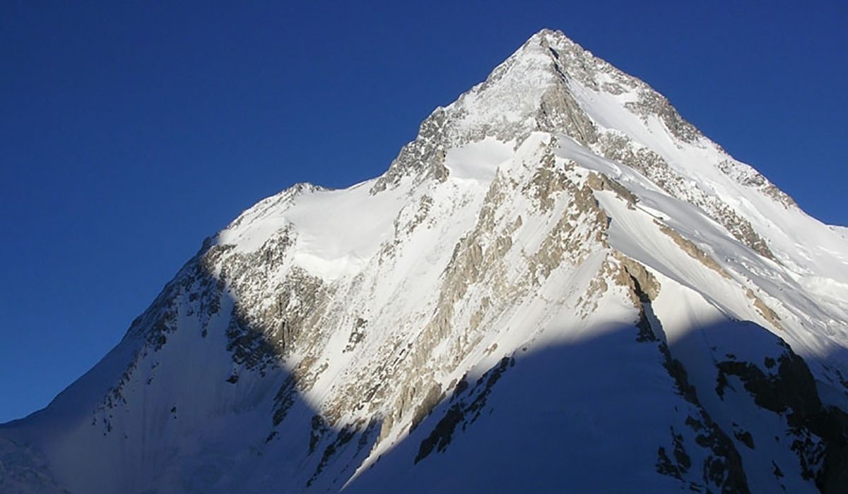 به طور کلی شش قله گاشربروم وجود دارد که گاشربروم 1 با ارتفاع 8080 متر بلندترین آنها می باشد. این قله زیبا در رشته کوه های قراقوروم در پاکستان واقع شده است.