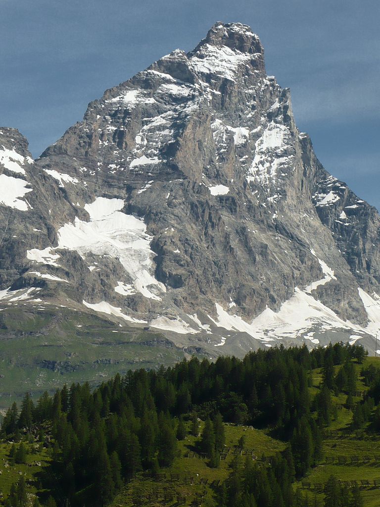 نام ماترهورن در آلمانی از دو جزء Matte به معنی چمنزار و Horn به معنی قله ساخته شده است. نام‌های ایتالیایی و فرانسوی آن از نام لاتین آن یعنی Mons Silvinus گرفته شده‌است. واژهٔ silva در لاتین به معنای جنگل است.،به آلمانیMatterhorn، ایتالیایی Cervi، فرانسویCervi یکی از کوههای شناخته شده (14472 فوت) (4،478 متر) در رشته کوه های آلپ ، در مرز بین سوئیس و ایتالیا ، در فاصله 6 مایل (10 کیلومتری) جنوب غربی روستای زرمات سوییس ، واقع شده است. زمین شناسان معتقدند که سنگ صخره سخت گنیس در بالای کوه از صفحه قاره آفریقا در حین برخورد به صفحه لوریا یا اروپایی آمده است. از این رو ، این کوه را از نظر فنی می توان آفریقایی دانست.