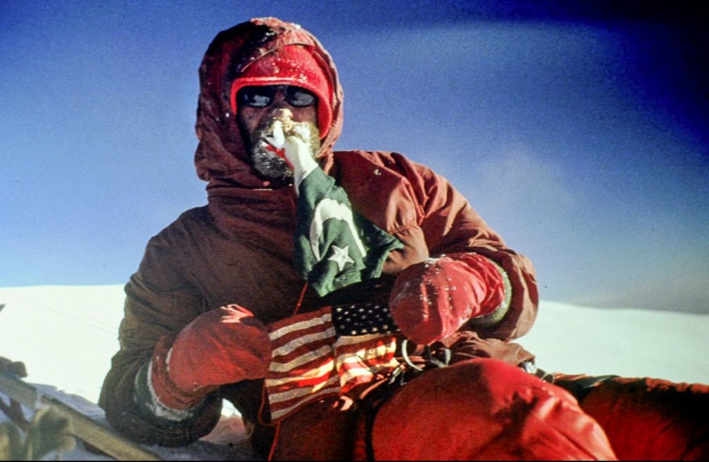 اولین صعود مسیر شمال شرقی کی2 و سومین صعود کوه در سال 1978 به قلم جیمز ویکوایر بازگردان موج کوه