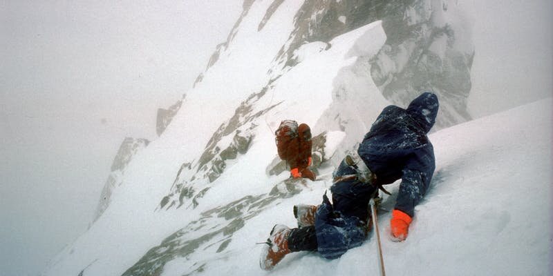 داگ اسکات را می توان پدر خوانده صعودهای آلپی نامید. او که بیشتر به دلیل حضورش در اولین صعود جبهه جنوب غربی اورست (موسوم به مسیر دشوار) شناخته می شود در برخی از دشوارترین صعودهای تاریخ شرکت کرده است که از بین آنها می توان به صعود اوگر اشاره کرد. صعودی که منجر به دو پای شکسته و شش روز خزیدن تا بیس کمپ و مبارزه برای بقا شد. در ادامه این مطلب بیشتر درباره داگ اسکات توضیح می دهیم.