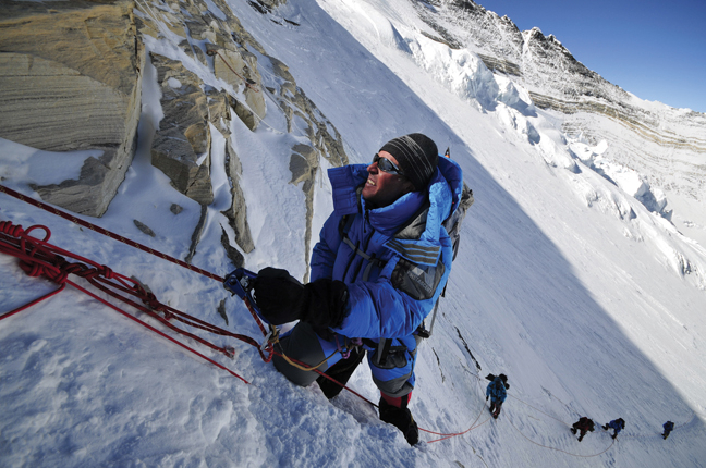 اد ویسترز Edmund Viesturs ، متولد 1959، کوهنورد ارتفاعات بالا و سخنران حوزه کسب و کار. وی تنها امریکایی است که توانسته 14 قله بالای هشت هزار متری جهان را صعود کند. همچنین پنجمین فرد در جهان است که این کار را بدون اکسیژن کمکی به انجام رسانید. وی 21 بار بر بالای قلل هشت هزار متری ایستاده است.