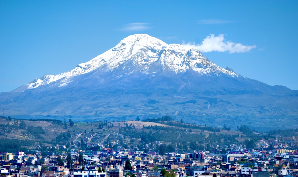 رشته کوه آند ، طولانی ترین رشته کوه جهان که در لبه غربی امریکای جنوبی واقع شده است. این رشته کوه 7000 کیلومتر طول و بین 200 تا 700 کیلومتر عرض دارد. ارتفاع متوسط این رشته کوه حدود 4000 متر می باشد. رشته کوه آند از شمال تا جنوب در هفت کشور ونزوئلا ، کلمبیا ، اکوادور ، پرو ، بولیوی ، شیلی و آرژانتین امتداد دارد.