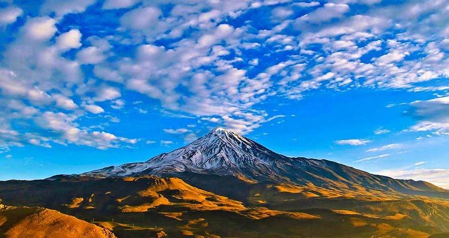 صعود به قله دماوند یکی از جذابیت های ورزشهای کوهستانی در ایران است. اولین صعود به قله دماوند هم میتواند قدری چالشی باشد. ارتفاع 5609 متری قله دماوند به معنای آن است که در نزدیکی قله آن تنها به اندازه 50% سطح دریا اکسیژن وجود دارد. منفرد بودن قله هم باعث میشود که آب و هوای متغیری را در این کوه شاهد باشیم. در این مطلب نکاتی را به شما ارایه میدهیم که میتواند یاری رسان صعود شما باشد. مطالعه دقیق این نکات به خصوص در اولین صعود میتواند باعث راحتی بیشتر صعود شما شود.