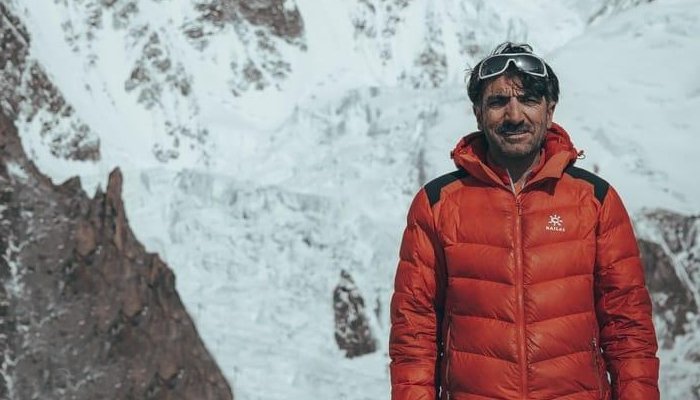 ساجد علی سدپارا همچنان در غم پدرش است اما راهی برای ادای احترام به پیرمردش پیدا کرده است. صدپاره با پوشیدن لباس‌های دوخته شده با پرچم سبز پاکستان، به طور معمول از قله 8611 متری کوه K2 بالا می‌رود تا زباله‌ها را تمیز کند. کوه کی2 محل آرامیدن محمدعلی سدپارا کوهنوردی فقید پاکستانی محسوب می شود.