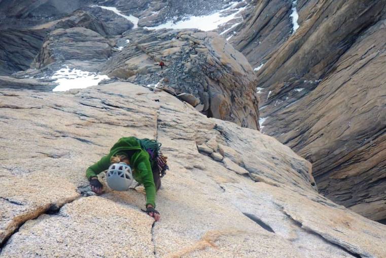 کمتر فعالیتی در دنیا به خطرناکی صعود فری سولو است. صعود از سنگها و دیواره های بلند بدون هیچ ابزار حمایتی بازی مرگ و زندگیست. در این مقاله به معرفی بعضی از رعب آورترین صعودهای فری سولو پرداخته میشود.