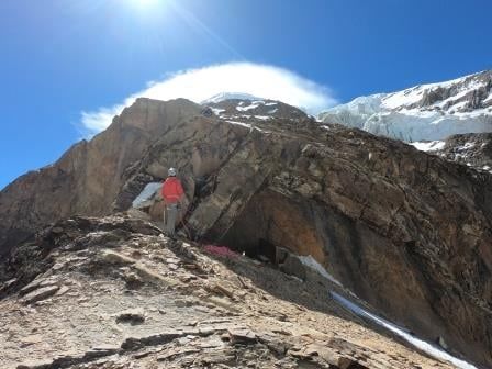 چین دامنه های شمالی اورست را به روی چند ده کوهنوردی که از نظر بیماری کرونا مورد آزمایش قرار گرفته اند، باز کرده است. این گروه بایست هنگام صعود به بام جهان فاصله اجتماعی را حفظ کنند.