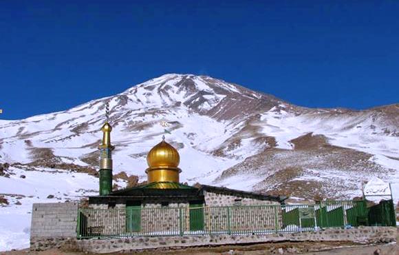 به جرات می توان گفت که هیچ نمادی در ایران زیباتر از قله دماوند نیست. دماوند با ۵۶۰۹ متر ارتفاع بلندترین کوه کشور ماست. ارتفاع بالا، قله همیشه یخزده و سایر چالشها در مسیر صعود به این کوه همیشه جذاب بوده اند. موج کوه افتخار دارد که در تور قله دماوند در کنار شما باشد.