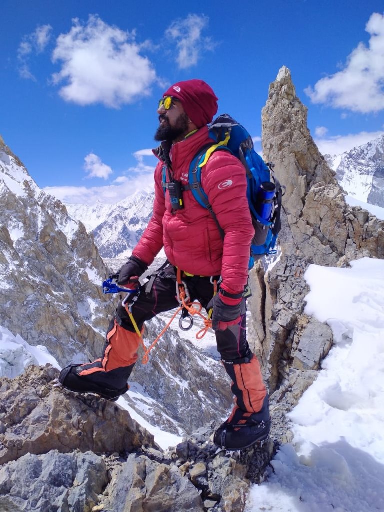 تعداد قابل توجهی از کوهنوردان برای رسیدن به پاکستان بر ترس ناشی از کرونا غلبه کرده اند. در حال حاضر، کی2 دارای سه اعزام تجاری فول سرویس و چند تیم مستقل است. بیشتر آنها حداقل یک کوهنورد پاکستانی را برای کمک به صعود به خدمت گرفته اند.