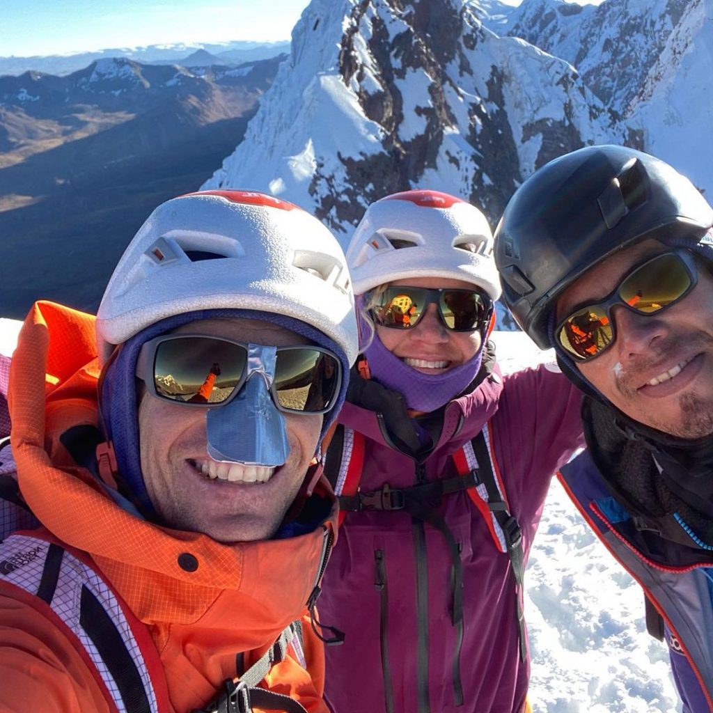 آندریاس مارین، آنا پفاف و الکس تورس در 13 جولای موفق شدند یک مسیر آلپی دشوار در جبهه جنوبی کونچا کاراکل به ارتفاع 5640 متر بگشایند.