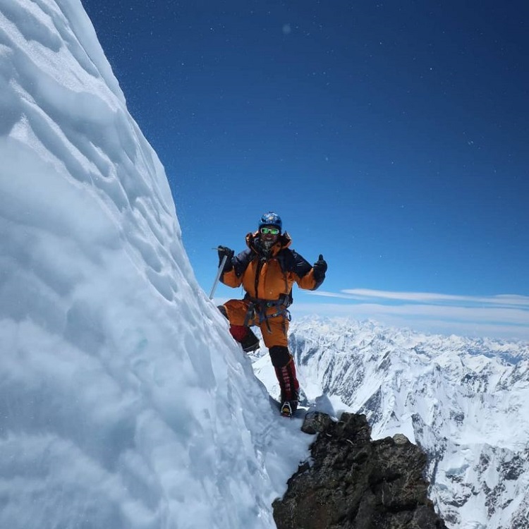 نیلز جسپرز از بلژیک نمی تواند بگوید صعود به کوه با اکسیژن اضافی چقدر متفاوت است زیرا او هرگز از آن استفاده نکرده است. با توجه به صعودهای موفق او درکی2 و برود پیک بطور متوالی به نظر می رسد که او نیازی هم به آن ندارد.جسپرز با اسوالد رودریگو پریرا از لهستان و هوگو ایاویری از بولیوی قله برودپیک را صعود کرد. یک هفته بعد ، او و ایاویری تلاش برای صعود کی 2را آغاز کردند. در حقیقت ، این دو کوهنورد در این فصل تنها کسانی بودند که قله کی2 را بدون اکسیژن صعود کردند.(توجه: دیمیترو شمرنکو اوکراینی بدون اکسیژن قله رسید، اما در بالا او احساس بیماری کرد. او از اکسیژن اضافی همنوردش در فرود استفاده کرد. بنابراین صعود بدون اکسیژن او معتبر نیست.)