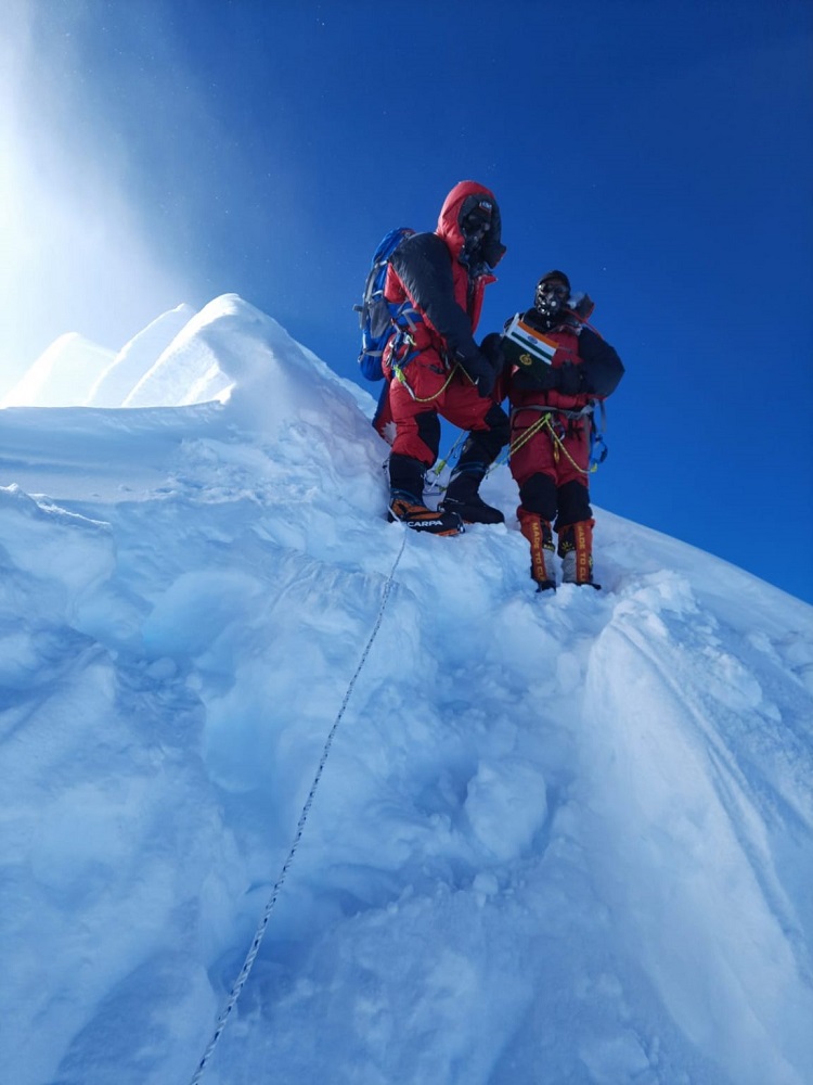 آخرین گزارش ها از قله ماناسلو نشاندهنده صعود تعداد بیشتر نفرات است. مینگما جی اعلام کرده که 22 نفر به قله واقعی ماناسلو صعود کرده اند. البته هنوز عکس یا جزییات بیشتری در دست نیست.