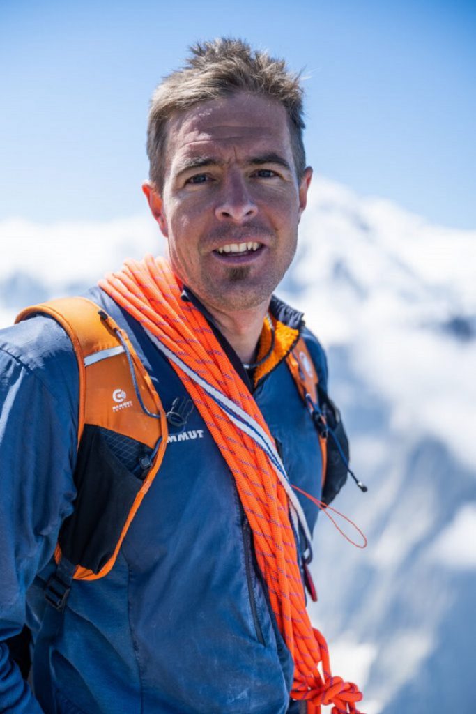 آخرین اخبار کوهنوردی حاکی از آن است که دنی آرنولد این صعود را در 15 آگوست به انجام رسانیده است. اگرچه خبر آن با تعویق منتشر شد. دنی آرنولد مسیر Allain-Leininger در رخ شمالی پتی درو به طول 900 متر و درجه TD+ 5C را در مدت زمان 1 ساعت و 43 دقیقه و 35 ثانیه صعود کرد. آرنولد حدود ده سال است که بصورت سولو فعالیت می کند. او موفق شد رکورد صعود سرعتی آیگر که توسط اولی اشتک در زمان 2 ساعت و 47 دقیقه انجام شده بود، در زمان 2 ساعت و 28 دقیقه به اتمام برساند.البته اولی اشتک در سال 2015 موفق شد آیگر را در 2 ساعت و 22 دقیقه صعود کند. دنی آرنولد رکورددار 5 صعود سرعتی بر مسیرهایی مهم در آلپ هست. پروژه پتی درو در 2020 آغاز شد.او اولین تلاش را همراه با مایکل کرافتنر و در زمان 14 ساعت انجام داد که دوبار در مسیر گم شدند.آرنولد می گوید: در آن زمان بعید می دانستم بتوانم بدون طناب صعود کنم.