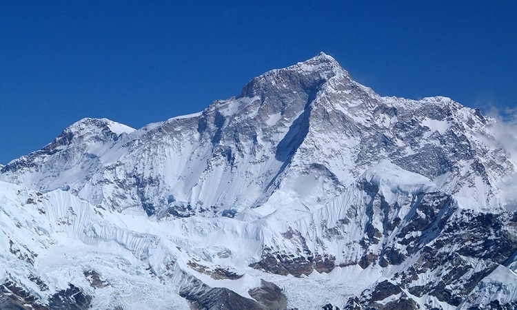 هیمالیا جوانترین و مرتفع ترین رشته کوه جهان است که 2400 کیلومتر طول دارد و یک سوم آن یا 800 کیلومتر از بخش مرکزی آن از نپال می گذرد و به هیمالیای نپال معروف است. بیش از 1310 کوه در نپال وجود دارد که هزاران عاشق ماجراجویی و کوهنوردان را از سراسر جهان را به خود جلب کرده است. از 14 قله بلند جهان هشت کوه در نپال، پنج کوه در پاکستان، یک کوه در تبت چین قرار دارد. چه کوهنورد مبتدی باشید یا حرفه ای سفر به نپال می تواند دستاورد شگفت انگیزی برای شما داشته باشد. در این مقاله به شرح مختصری از اولین صعودها در 8000 متری های نپال خواهیم پرداخت.