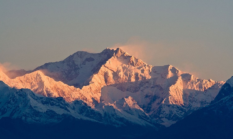 هیمالیا جوانترین و مرتفع ترین رشته کوه جهان است که 2400 کیلومتر طول دارد و یک سوم آن یا 800 کیلومتر از بخش مرکزی آن از نپال می گذرد و به هیمالیای نپال معروف است. بیش از 1310 کوه در نپال وجود دارد که هزاران عاشق ماجراجویی و کوهنوردان را از سراسر جهان را به خود جلب کرده است. از 14 قله بلند جهان هشت کوه در نپال، پنج کوه در پاکستان، یک کوه در تبت چین قرار دارد. چه کوهنورد مبتدی باشید یا حرفه ای سفر به نپال می تواند دستاورد شگفت انگیزی برای شما داشته باشد. در این مقاله به شرح مختصری از اولین صعودها در 8000 متری های نپال خواهیم پرداخت.