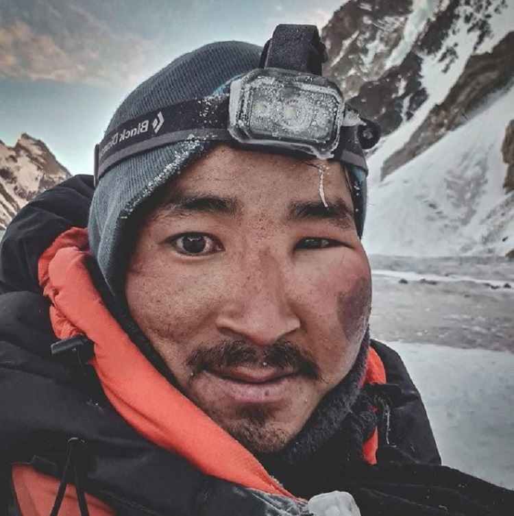 گلجه شرپا در 28 سالگی 11 قله از 14 هشت هزار متری ها را صعود کرده است. هشت قله بلند جهان را با نیرمال و در صعود های رعدآسای او در سال 2019همراه بود. او همچنین به عنوان جوان ترین عضو تیم 10 نفره نپالی بود که در زمستان کی دو حضور داشتند. او در سال 2018 و 2021 اورست-لوتسه را صعود کرد و برای اتمام پروژه هشت هزار متری ها قله های کانچن جونگا، برودپیک، چو آیو را دارد و در صورت موفقیت او چهارمین نپالی است که موفق به صعود 14 قله بلند جهان شده است و اگر سه قله باقی مانده را در یکسال و نیم آینده انجام دهد جوان ترین عضو این باشگاه خاص خواهد بود. در حال حاضر مینگما دیوید شرپا صاحب این رکورد است اما داستان گلژی شرپا فراتر از رکوردها و اعداد است. این داستان بقا و رشد در کودکی سخت و نجات از فجایع کوهستانی زیاد است. در ادامه به نقل از explorersweb مصاحبه ای با او را می خوانید.