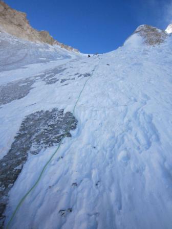 یک مقایسه همیشگی در کوهنوردی ایران سختی بین علم کوه و دماوند است. کوهنوردان در این رابطه دیدگاههای مختلفی دارند. مسیرهای صعود شده، درجات سختی، ارتفاع، سرما، میزان بارش برف و ... از فاکتورهایی هستند که می توانند روی سختی یک مسیر تاثیر بگذارند. در این مطلب به طور اجمالی به بررسی سختی این دو کوه نمادین می پردازیم.