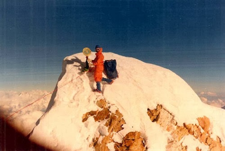 یک کوهنورد چینی در روزهای اخیر با صعود به شیشاپانگما توانست تبدیل به اولین زنی شود که 14 قله 8000 متری جهان را به طور کامل صعود کرده است. دونگ هانگ ژوان بر اساس فهرست به روز شده در وب سایت 8000ers.com در بالای فهرستی قرار گیرد که تا قله اصلی در هر 14 کوه صعود کرده است.