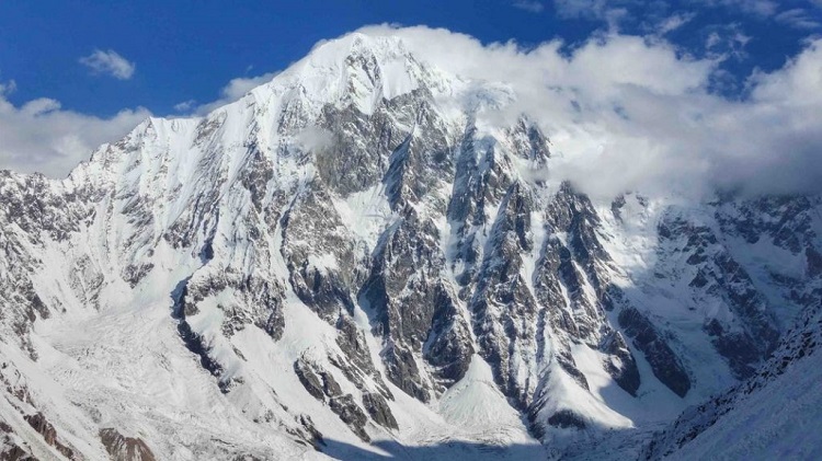 هر ساله، جایزه کلنگ طلایی معتبرترین جایزه کوهنوردی جهان به صعودهای برتر سبک آلپی که در سال گذشته انجام شده اند، اهدا میشود. این جایزه مدتهاست به عنوان مهمترین ارزیاب عملکرد کوهنوردی شناخته میشود که معیارهای آن بر اساس آلپینیسم خالص موشکافی، احترام به طبیعت، پایمردی و صعود سبکبار می باشد.