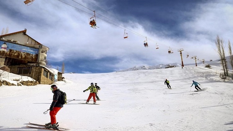 ورزش اسکی یکی از جذاب ترین ورزش های زمستانی هست. حس خوب رهایی روی برف را به راحتی نمی شود توصیف کرد. در این مقاله به معرفی ۲۱ پیست اسکی ایران می پردازیم. شناخت این پیست ها باعث می شود گزینه بیشتری برای استفاده کردن از زمستان داشته باشید. با موج کوه همراه شوید.