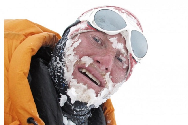 در 2 فوریه سال 2011 میلادی سیمون مورو، کوری ریچاردز و دنیس اوربکو توانستند اولین صعود زمستانی گاشربروم ۲ را انجام دهند. این سه نفر با وجود باد زیاد موفق شدند در ساعت 11:30 دقیقه به وقت محلی به قله برسند. این اولین صعود موفق یکی از هشت هزار متری های پاکستان بود.