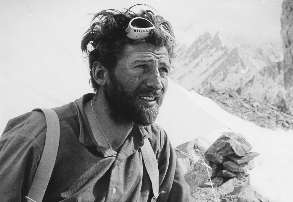 نانگاپاربات برای اولین بار در سال 1953 توسط کوهنورد اتریشی هرمان بول به عنوان بخشی از یک اکسپدیشن آلمانی به سرپرستی دکتر کارل هرلیخ کوفر صعود شد. اولین صعود به این کوه از جناح راخیوت یال شرقی در 3 ژوئیه انجام گرفت. سایر اعضای اکسپدیشن شامل والتر فراونبرگر، پیتر اشنبرنر، فریتز اومان، آلبرت بیترلینگ، کونو راینر، اتو کمپتر، هرمان کولنسپگر، هانس ارتل بودند.