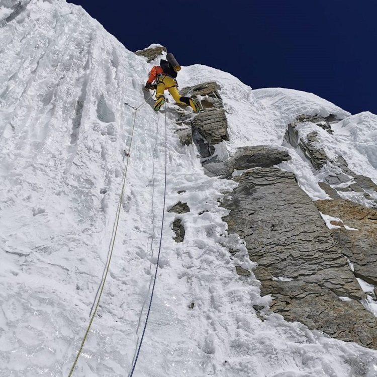دو هفته پیش، ویاچسلاو پولژایکو، نیکیتا بالابانوف و میخائیل فومین ، سه کوهنورد اوکراینی‌،یکی از مشکلات کلاسیک هیمالیای نپال را حل کردند: خط الراس جنوب شرقی آناپورنا III (7555 متر).