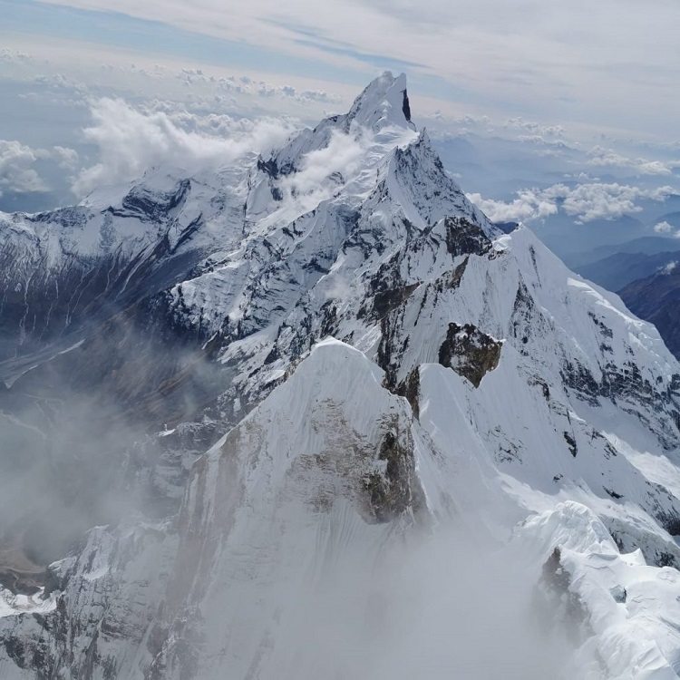 دو هفته پیش، ویاچسلاو پولژایکو، نیکیتا بالابانوف و میخائیل فومین ، سه کوهنورد اوکراینی‌،یکی از مشکلات کلاسیک هیمالیای نپال را حل کردند: خط الراس جنوب شرقی آناپورنا III (7555 متر).