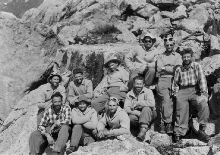نانگاپاربات برای اولین بار در سال 1953 توسط کوهنورد اتریشی هرمان بول به عنوان بخشی از یک اکسپدیشن آلمانی به سرپرستی دکتر کارل هرلیخ کوفر صعود شد. اولین صعود به این کوه از جناح راخیوت یال شرقی در 3 ژوئیه انجام گرفت. سایر اعضای اکسپدیشن شامل والتر فراونبرگر، پیتر اشنبرنر، فریتز اومان، آلبرت بیترلینگ، کونو راینر، اتو کمپتر، هرمان کولنسپگر، هانس ارتل بودند.