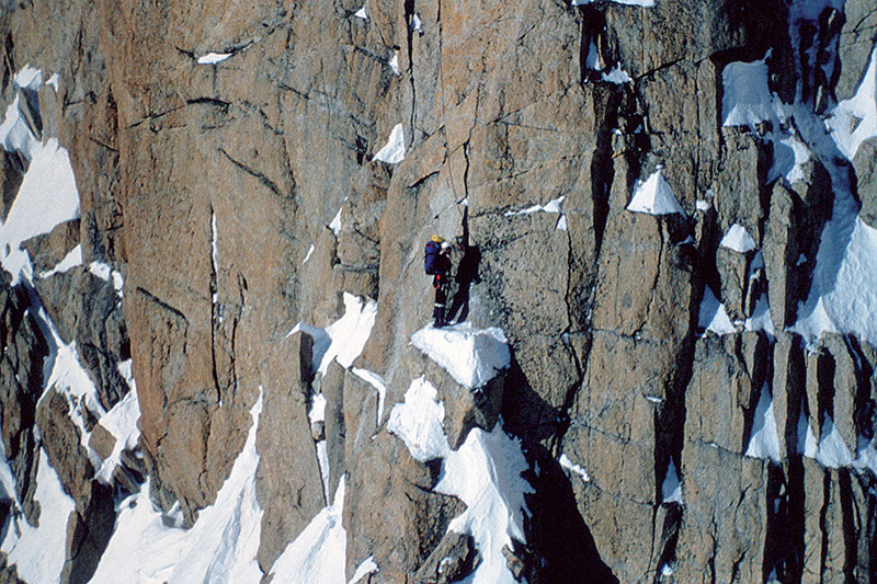رناتو کازارتو، کوهنورد ایتالیایی (15 مه 1948 - 16 ژوئیه 1986) همواره به عنوان یکی از قویترین کوهنوردان ایتالیا به دلیل صعودهای انفرادی و زمستانی در دولومیت ها، مون بلان، پاتاگونیا، پرو و قراقوروم شناخته می شود. وی پس از تلاش بر روی تیغه جنوب-جنوب غربی کی2 جان خود را از دست داد و در فاصله کمی از کمپ اصلی در شکاف سقوط کرد.