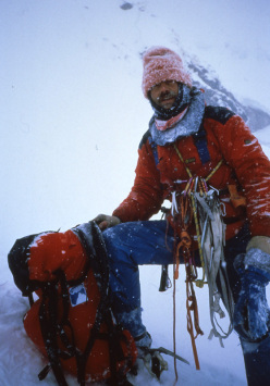 رناتو کازارتو، کوهنورد ایتالیایی (15 مه 1948 - 16 ژوئیه 1986) همواره به عنوان یکی از قویترین کوهنوردان ایتالیا به دلیل صعودهای انفرادی و زمستانی در دولومیت ها، مون بلان، پاتاگونیا، پرو و قراقوروم شناخته می شود. وی پس از تلاش بر روی تیغه جنوب-جنوب غربی کی2 جان خود را از دست داد و در فاصله کمی از کمپ اصلی در شکاف سقوط کرد.
