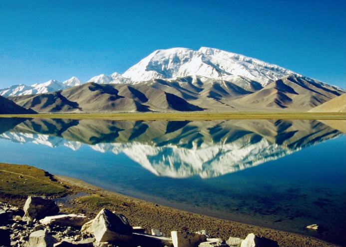 کنگور طاق (7719 متر) در کوه های کاشغر در نزدیکی لبه شرقی پامیر قرار دارد. این منطقه در یکی از دورافتاده ترین مناطق چین، در منطقه خودمختار اویغور سین کیانگ واقع شده است.