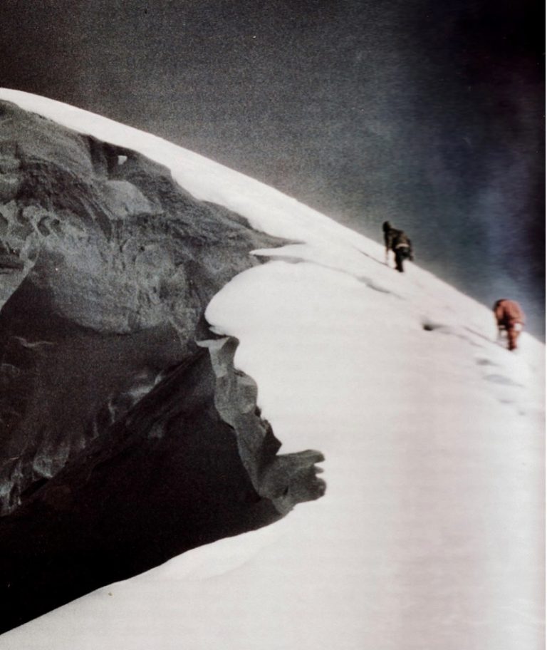 کوه هاراموش برای اولین بار در سال 1947 توسط یک اکسپدیشن سوئیسی مورد توجه قرار گرفت و در سال 1955 یک تیم آلمانی مسیر شمال شرقی آنرا را بررسی کردند. اما رشته کوه فرعی راکاپوشی-هاراموش، که در قراقروم پنهان شده است، با چندین قله اصلی بدون صعود ناشناخته باقی ماند. باشگاه کوهنوردی دانشگاه آکسفورد برای تغییر این موضوع تصمیم گرفت تا در سال 1957 به هاراموش اول صعود کند.