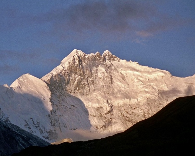 لوتسه با ارتفاع 8516 متر، چهارمین کوه مرتفع روی زمین است. غول هیمالیا در کنار کوه اورست قرار دارد. این دو قله از طریق گردنه جنوبی به هم متصل می شوند و مسیر عادی صعود هر دو تا کمپ 3 مشترک است.