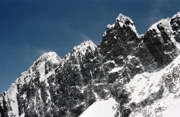 لوتسه با ارتفاع 8516 متر، چهارمین کوه مرتفع روی زمین است. غول هیمالیا در کنار کوه اورست قرار دارد. این دو قله از طریق گردنه جنوبی به هم متصل می شوند و مسیر عادی صعود هر دو تا کمپ 3 مشترک است.