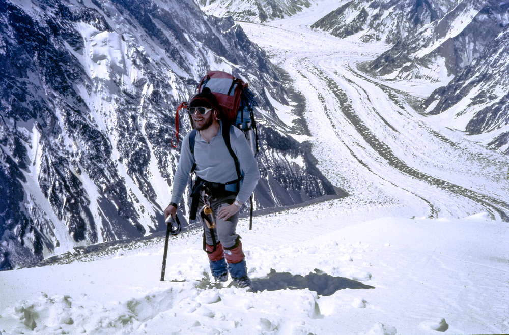 در این مطلب گزارش گشایش مسیر در جبهه جنوبی کی2 به قلم یرزی کوکوچکا و با همراه تادوژ پیوتروسکی را خواهید خواند. این مسیر پس از اولین صعود خود دیگر هرگز تکرار نشد. با موج کوه همراه باشید: