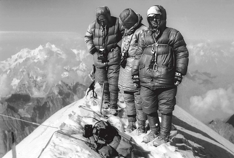 در اوایل قرن نوزدهم، کوهنوردان لهستانی در قله های اصلی اروپا به موفقیت های بزرگی دست یافته بودند. اما خیلی بعدتر، در دهه 1980، کوهنوردان بی باک این کشور نقشه جهان کوهنوردی را دوباره ترسیم کردند. در هیمالیا، آلپ و آند، آنها در انتهای سخت‌ترین صعودها ظاهر می‌شوند، ریش‌دار و ساکت، در بدترین آب‌وهوای قابل تصور، آماده ضربه زدن به دنیای کوهنوردی. این تجربه من درباره آنها در قله رومسدالشورن نروژ بود.