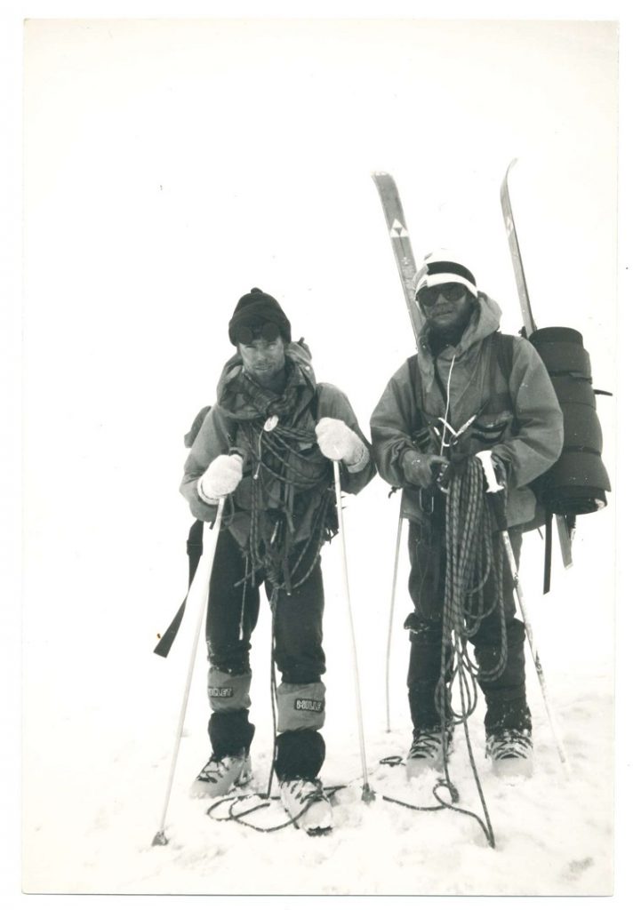 در اوایل قرن نوزدهم، کوهنوردان لهستانی در قله های اصلی اروپا به موفقیت های بزرگی دست یافته بودند. اما خیلی بعدتر، در دهه 1980، کوهنوردان بی باک این کشور نقشه جهان کوهنوردی را دوباره ترسیم کردند. در هیمالیا، آلپ و آند، آنها در انتهای سخت‌ترین صعودها ظاهر می‌شوند، ریش‌دار و ساکت، در بدترین آب‌وهوای قابل تصور، آماده ضربه زدن به دنیای کوهنوردی. این تجربه من درباره آنها در قله رومسدالشورن نروژ بود.