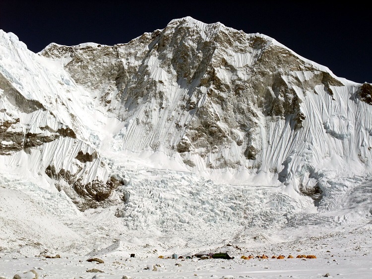 اکثر افراد به قلل 8000 متری در نپال توجه می کنند و به خصوص اورست در مرکز این توجه قرار دارد. با این وجود این کشور دارای صدها قله است که می تواند تجربه کوهنوردی گرانبهایی در اختیار یک کوهنورد قرار دهد. همچنین بسیاری از چالش های کوهنوردی در قلل 7000 متری هیمالیا هنوز پابرجا هستند که نیاز به کوهنوردان توانمندی برای صعود خواهند داشت. در ادامه به معرفی بهترین کوههای 7000 متری در نپال می پردازیم که می تواند هدف بعدی شما باشد.
