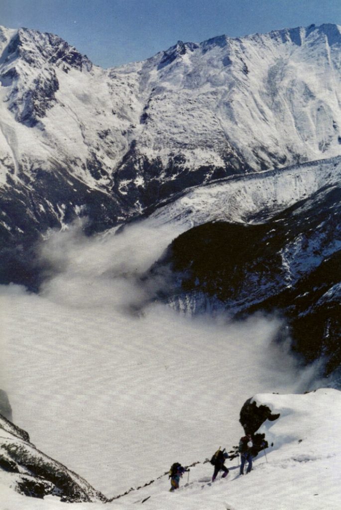 در این مطلب داستان مینیا کونکا یک قله نسبتا ناشناخته در سیچوان چین را شرح خواهیم داد. این داستان اکسپدیشن حیرت انگیز ژاپنی در 1982 را روایت می کند که بخشی حیرت انگیز از تاریخ کوهنوردی است. مینیا کونکا شاید مشهور نباشد، اما این کوه به عنوان شصت و ششمین قله مرتفع جهان، آمار مرگ و میر بیش از کی2، آناپورنا و نانگاپاربات دارد.