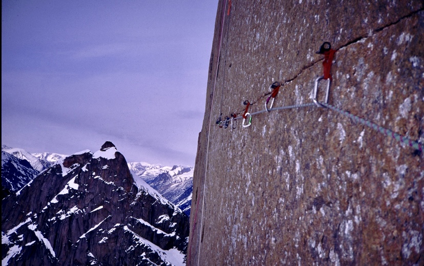 در سال 1994، نوئل کرین، پل پریچارد، استیو کوینلان و جوردی توساس برج شمالی کوه آسگارد را صعود کردند. این صعود فوق العاده دشوار در جزیره بافین کانادا، پیش از آن، کوهنورد افسانه ای داگ اسکات را شکست داده بود. این گروه جوان اما با تجربه چطور موفق به این صعود شدند؟