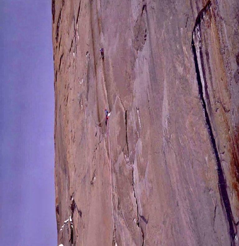 در سال 1994، نوئل کرین، پل پریچارد، استیو کوینلان و جوردی توساس برج شمالی کوه آسگارد را صعود کردند. این صعود فوق العاده دشوار در جزیره بافین کانادا، پیش از آن، کوهنورد افسانه ای داگ اسکات را شکست داده بود. این گروه جوان اما با تجربه چطور موفق به این صعود شدند؟