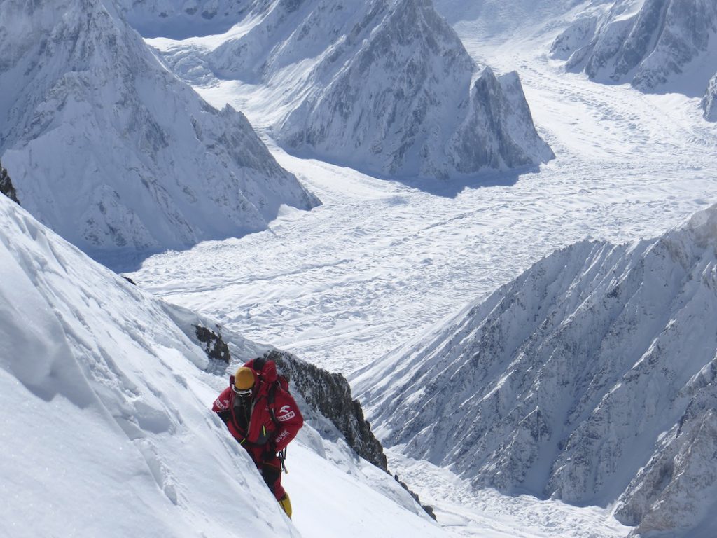 یک اکسپدیشن کوچک لهستانی به رهبری کوهنورد زمستانی هیمالیا، کریستوف ویلیکی، در 23 ژانویه سال 2013 به کمپ اصلی برود پیک رسید و شروع به ایجاد کمپ در مسیر عادی کرد.