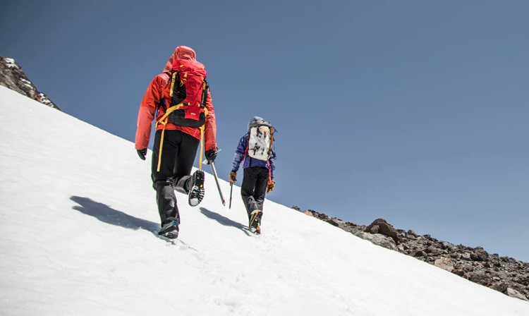 رسیدن به قله کوه تجربه ای شگفت انگیز است، اما برای رسیدن به قله چه چیزی لازم میباشد؟ کوهنوردی همه چیز را درخود دارد، از کوله‌ کشی سنگین در مسیرهای طولانی اما غیرفنی، تا دست به سنگ و پیاده‌روی در خط الراس گرفته تا بالا رفتن از صخره‌های صعب العبور و قسمت های یخ زده. سفرها ممکن است چندین هفته طول بکشد یا به کوتاهی چند ساعت باشد، اما هر صعودی که می‌کنید، به آمادگی جسمانی مناسب، دانش فنی و شاید مهم‌تر از همه، ذهنیت مناسب برای چالش نیاز دارید. در اینجا به هشت گام اساسی برای کوهنورد مبتدی اشاره می کنیم.
