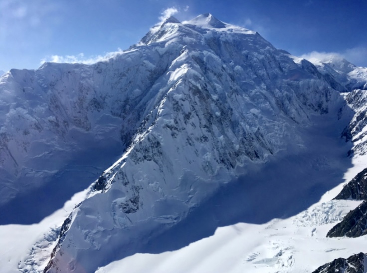 کوه لوگان (5959 متر) بلندترین کوه کانادا و دومین قله مرتفع در آمریکای شمالی پس از دنالی (6194 متر) است. این باعث می شود که یکی از هفت قله دوم، دومین قله مرتفع در هر قاره باشد. (7 قله 7 قاره اصطلاحا به بلندترین قله قاره های جهان گفته می شود.)