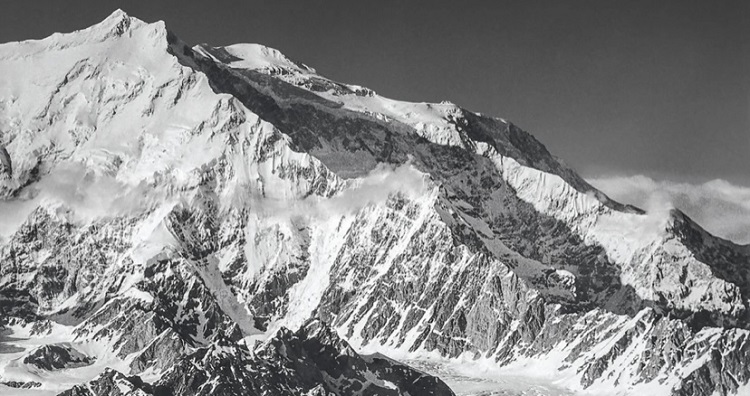 کوه لوگان (5959 متر) بلندترین کوه کانادا و دومین قله مرتفع در آمریکای شمالی پس از دنالی (6194 متر) است. این باعث می شود که یکی از هفت قله دوم، دومین قله مرتفع در هر قاره باشد. (7 قله 7 قاره اصطلاحا به بلندترین قله قاره های جهان گفته می شود.)