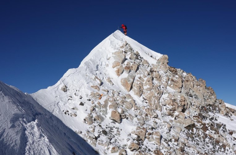 ماکالو، پنجمین قله مرتفع جهان می باشد. ارتفاع این قله 8485 متر است. این کوه در 19 کیلومتری جنوب شرقی اورست قرار گرفته و قله ای ایزوله با شکلی هرم مانند می باشد.
