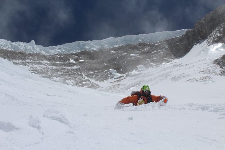در بهار 2021، 67 کوهنورد به قله آناپورنا رسیدند که یک رکورد محسوب می شد. این رکورد مستلزم یک عملیات لجستیکی عظیم شامل تدارکات هوایی به کمپ 4، استفاده زیاد از کپسول اکسیژن و مقدار زیادی شانس در شرایط آب و هوایی بود. سپس بسیاری از صعودکنندگان به قله با هلیکوپتر به دائولاگیری رفتند تا برای قله دوم تلاش کنند.