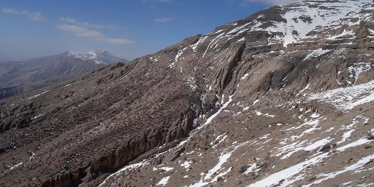 جالب است بدانید که ایران دارای 41788 کوه دارای نام می باشد. توصیف و حتی نام بردن از این تعداد کوه نه تنها در یک مقاله بلکه شاید به هزاران مطلب نیازمند باشد، با این حال در این نوشته به معرفی برخی از محبوبترین کوه های ایران به همراه ارایه راهنمای صعود پرداخته ایم که می تواند برای علاقمندان به کوهنوردی و طبیعت مفید واقع شود.