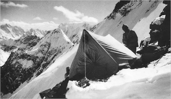 اکسپدیشن 1939 در قله کی2 دومین تلاش ناموفق امریکایی ها در این کوه بود. در این برنامه فریتز ویسنر، سرپرست تیم و پاسانگ داوا لاما از طریق مسییر آبروزی به 240 متری قله رسیدند. در بازگشت یکی ازاعضای تیم به نام دادلی ولف، پس از فرود همنوردانش در بالای کوه سرگردان ماند. سه تلاش برای امداد وی صورت گرفت که موفقیت آمیز نبود. دو روز بعد شرپاها دوباره سعی کردند او را نجات دهند، اما دیگر هرگز دیده نشدند. تلاش نهایی نجات زمانی که تمام امید برای چهار کوهنورد از بین رفته بود، به پایان رسید.